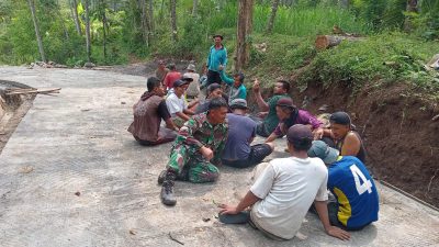 Perkuat Kebersamaan Warga Desa Binaan, Babinsa Ikut Gotong Royong