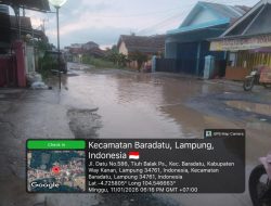 Jalan Rusak Parah di jalan satu Tiuh Balak Pasar Baradatu, Warga Keluhkan “Jalan Rasa Kolam Ikan