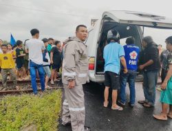 Evakuasi korban kecelakaan kereta api yang terjadi di Desa Jati, Kecamatan Prambon, Kabupaten Sidoarjo, pada Minggu (18/1/2026),
