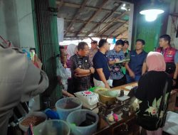 Pemerintah Kabupaten Way Kanan melalui Tim Satuan Tugas SABER (Sapu Bersih) Pelanggaran Pangan melakukan pemantauan harga dan ketersediaan bahan pangan di Pasar Pantaun Sp2kp di Baradatu, Jumat (6/2/2026).