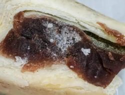 Marak Warung Jajakan Makanan Kedaluwarsa di Way Kanan, Roti Berjamur Masih Terpajang di Etalase*