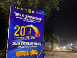 Langkah Preventif Satlantas Polres Jember dan Dinas Perhubungan Pasang Banner Himbauan Batas Kecepatan