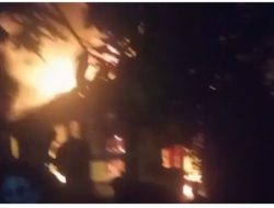 Kobaran api melalap sebuah bangunan perumahan guru di lingkungan SMPN 3 Negara Batin